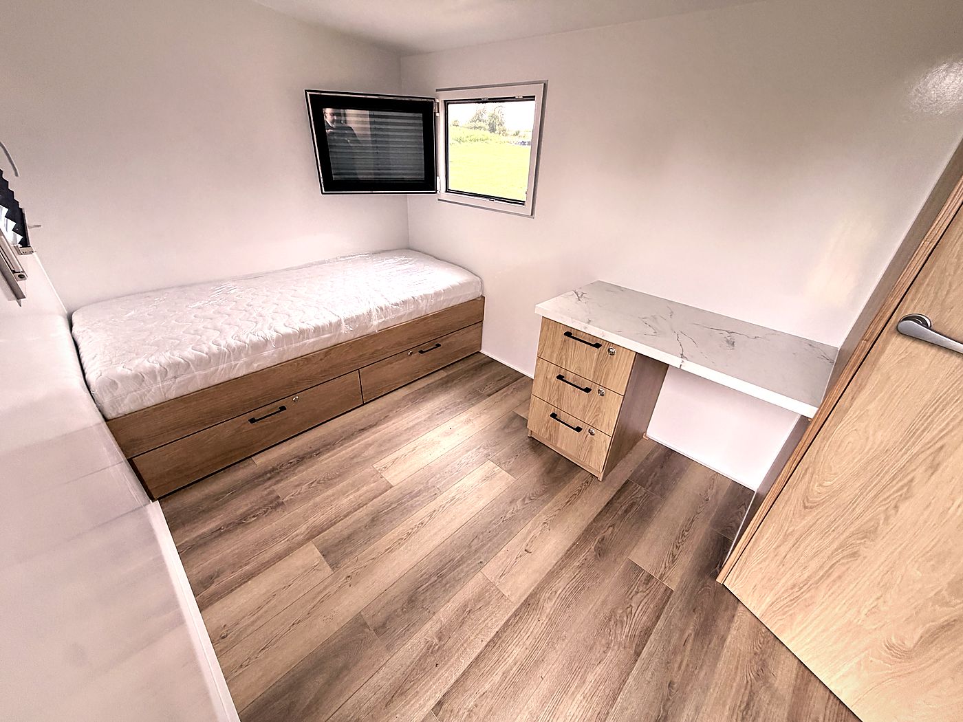 Innenraum Beaver Cube 388 mit Bett, Schubladen und Schreibtisch