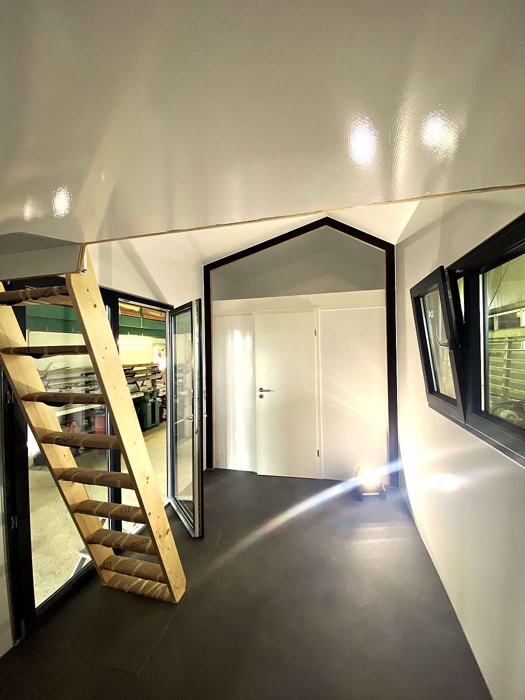 Beaver Cube 520 innen mit Treppe zur Schlafebene