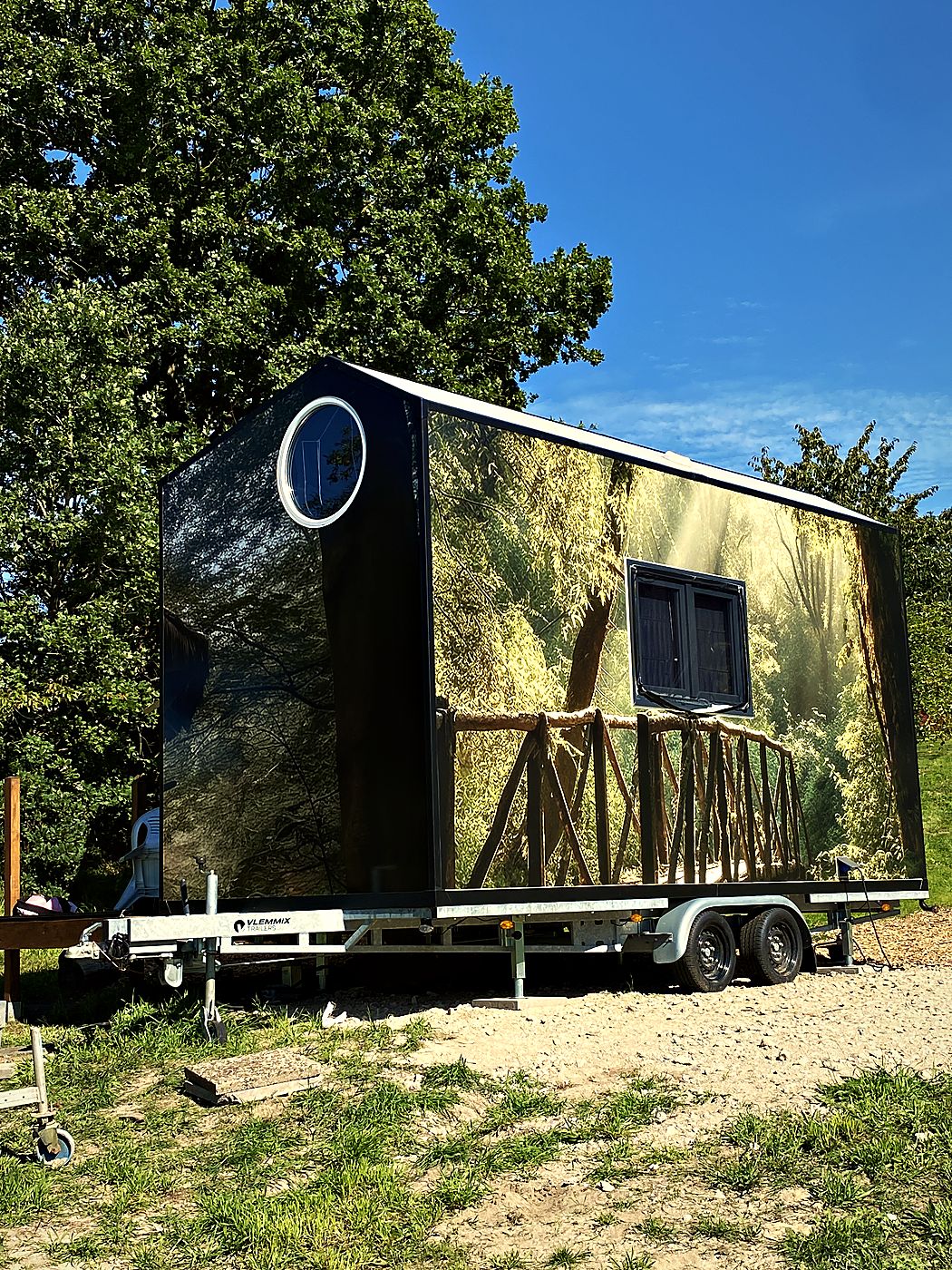 Beaver Cube 520 mit Giebeldach und Rundfenster