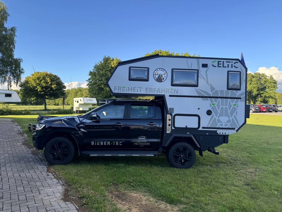 Celtic Wohnkabine mit Hirsch-Folierung auf Ford Ranger mit Flachbettpritsche