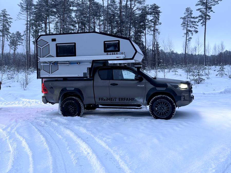Inuit BC-200 Pickup-Wohnkabine auf Toyota Hilux im verschneiten Wald