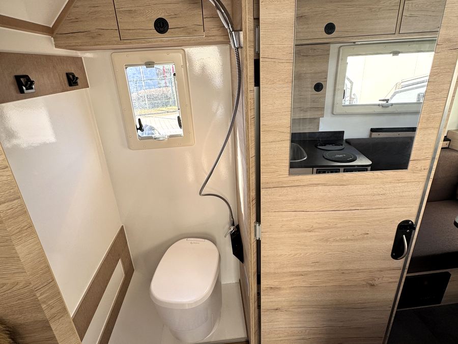 Bad mit Dusche und Toilette in der Pickup-Wohnkabine