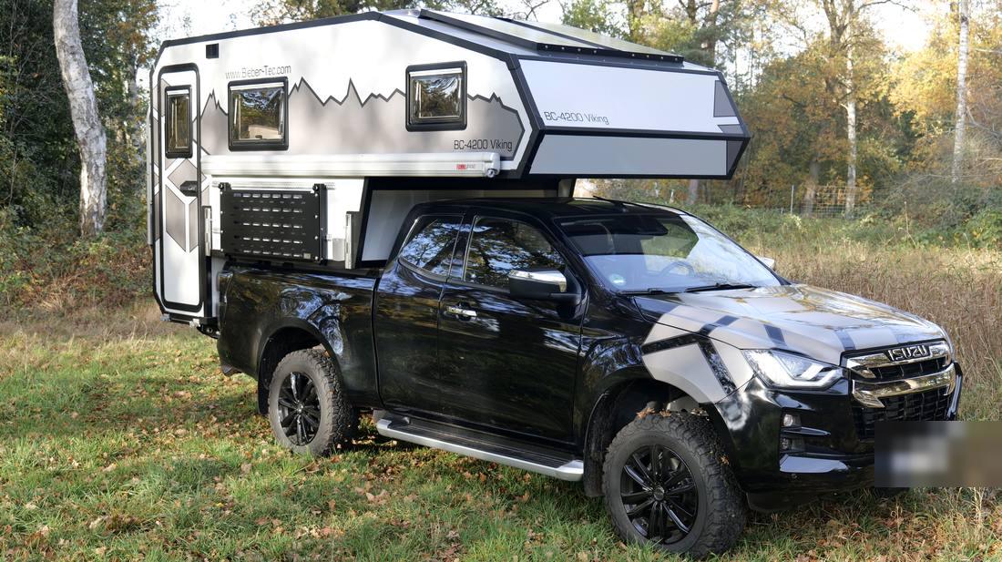 Viking BC-4200 Absetzkabine mit Bad auf Isuzu D-Max im Herbstwald