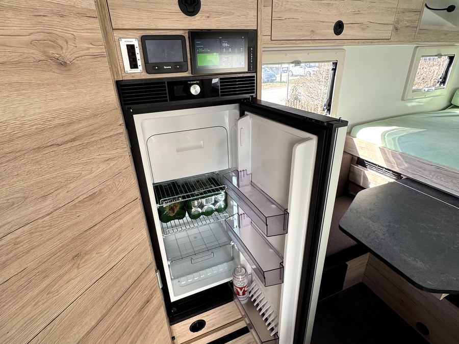 Hochschrank mit Kühlschrank in der Wohnkabine