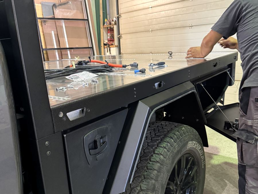 Metallbau und Pritsche für eine Pickup-Wohnkabine in der Bieber-Tec Werkstatt