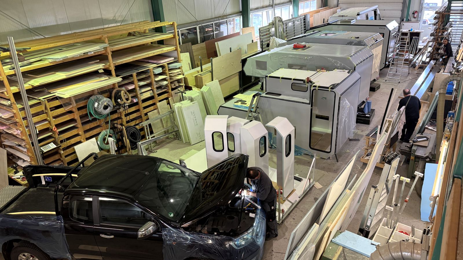 Bieber-Tec Werkstatt in Hemsbünde mit mehreren Pickup-Wohnkabinen im Bau